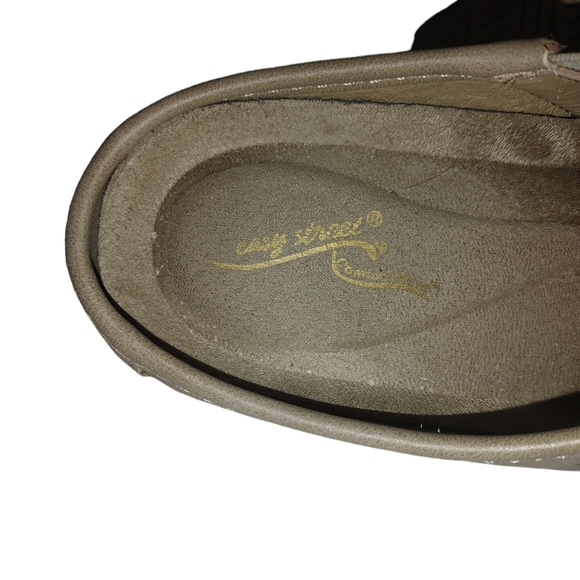 Clogs Shoes In A Tan Color by Easy Street comfort wave size 6 1/2 - Picture 5 of 6